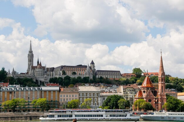 Budapest, Hongrie. Belle berge du Danube en été.