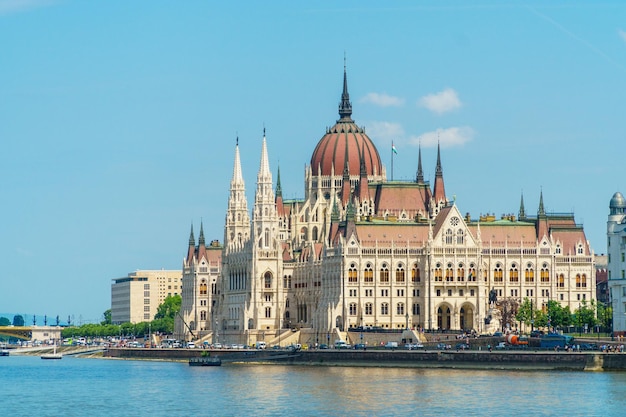 BUDAPEST HONGRIE MAI 112018 Vue Dunabe du Parlement hongrois debout sur la rive du Danube à Budapest Hongrie