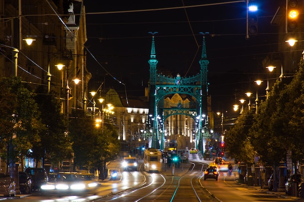 Budapest la nuit, arrêt de tram devant le pont de la liberté