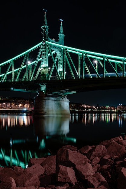 Budapest la nuit, pont de la liberté sur le Danube, reflet des veilleuses sur l'eau