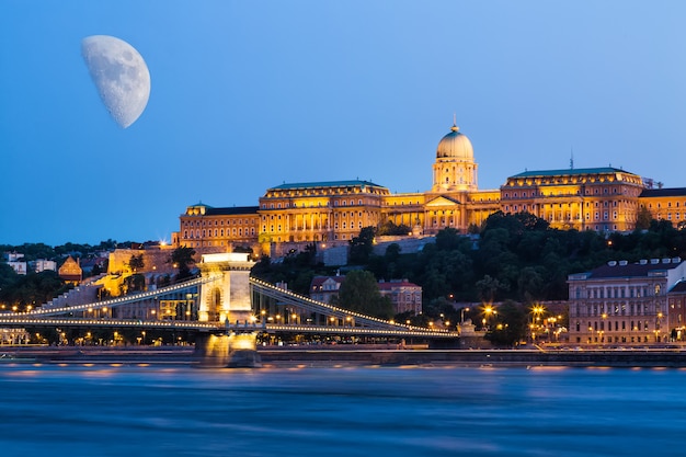 Budapest pendant l'heure bleue Pont des chaînes de Szechenyi