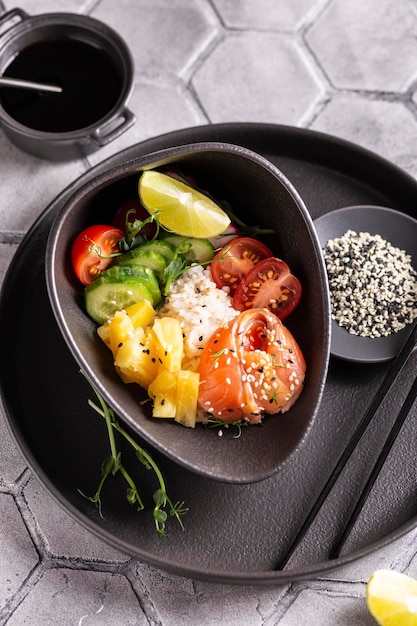 Buddha bowl, poke au saumon pour le dîner