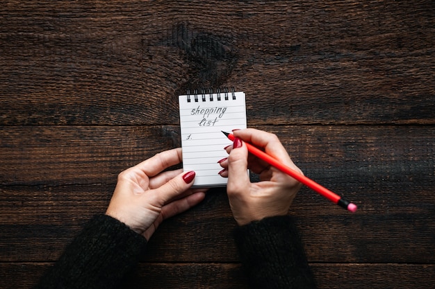 Budget noël budgetfriendly noël noël conseils pour économiser de l'argent mains féminines avec de très petites