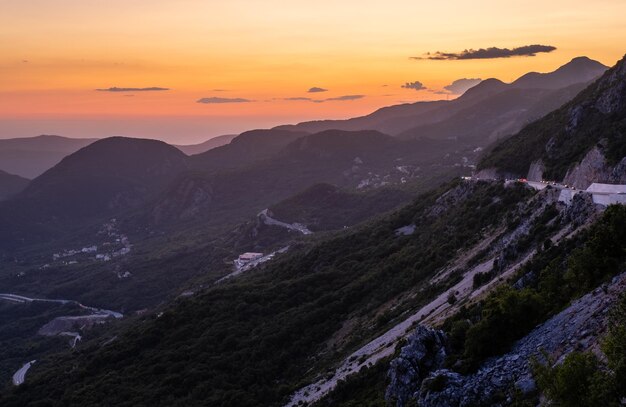 Budva riviera côte de nuit Monténégro Balkans mer Adriatique Vue depuis le haut du chemin de la route de montagne