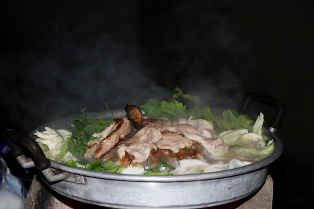 Photo buffet de barbecue thaïlandais avec de la fumée sur fond noir