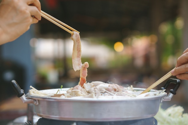 Buffet commun thaïlandais, grillade de porc ou barbecue sur une poêle chaude