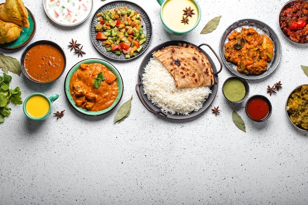 Buffet de cuisine ethnique indienne sur l'espace de copie vue de dessus de table en béton blanc