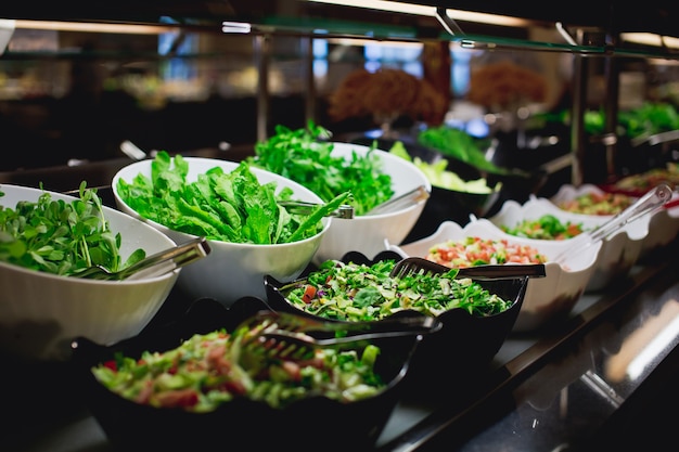 Buffet culinaire végétarien. Cuisine restaurant végétarien buffet culinaire. apéritifs froids et salats de légumes.