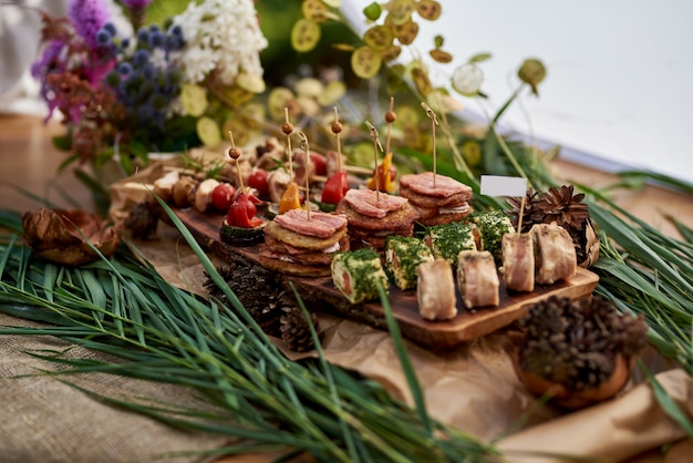 buffet dans la rue. collations pour l'événement. organisation de vacances