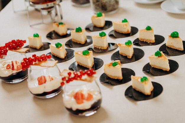 Buffet de dessert avec une délicieuse boulangerie sucrée et un café avec des banques élégantes de limonade et de thé