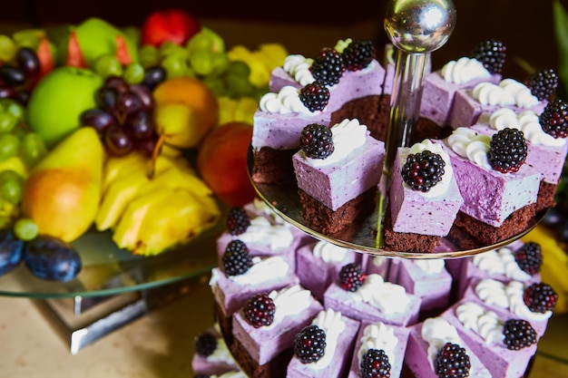 Buffet de gâteaux pour un anniversaire