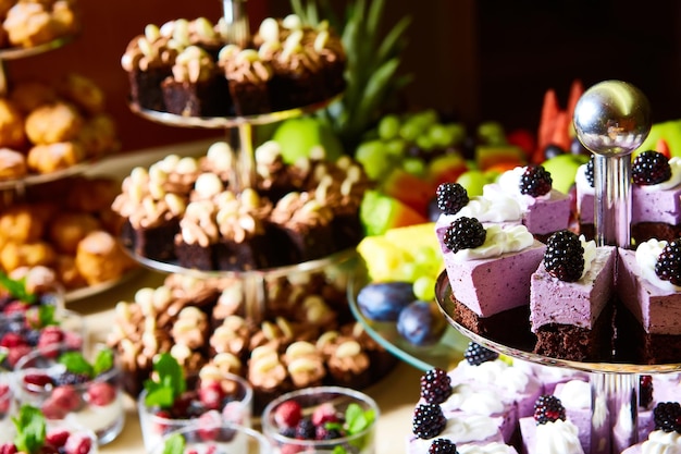 Buffet de gâteaux pour un anniversaire