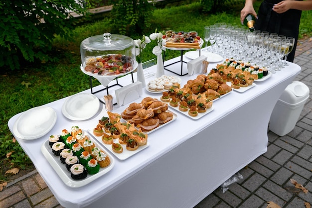 Photo buffet hors site photo de différents aliments sur la table