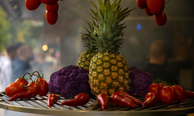 Buffet de légumes avec fruits. l'alimentation de rue