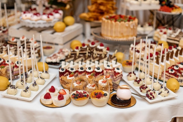 Buffet de mariage sucré varié. Événement festif. Organisation de banquets et mariages. Fleuristerie de mariage .Gâteaux sucrés à. repas de noces. Desserts de mariage exquis. Conception de banquets.