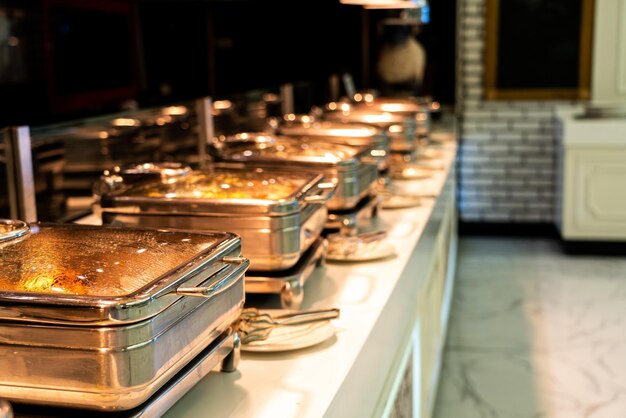 Buffet de restauration avec plateaux chauffés prêts à être servis