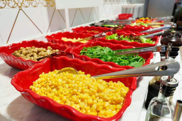 Un buffet de salades coloré présentant une variété d'ingrédients frais pendant le brunch