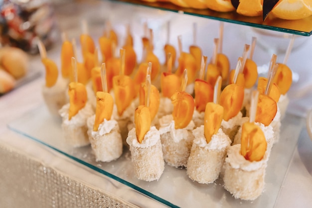 Buffet salé de fête, poisson, viande, chips, boulettes de fromage et autres spécialités pour célébrer mariages et autres événements