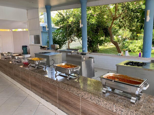 Buffet tout compris dans des plateaux chauffants du restaurant de l'hôtel avec des œufs aux épinards pour le petit-déjeuner