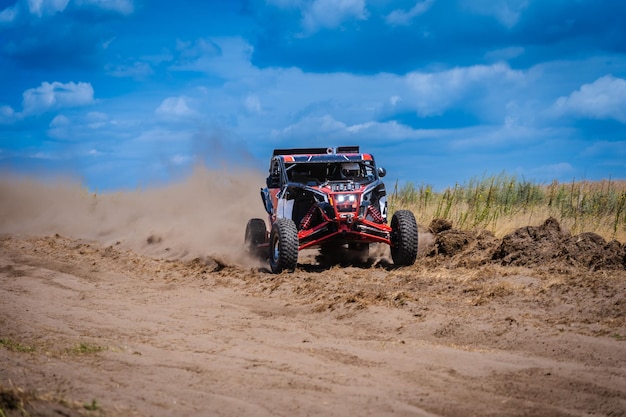 Buggy UTV et 4x4 hors route sur une piste de sable Rally extreme