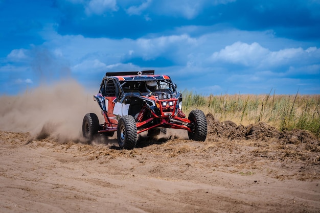 Buggy UTV et 4x4 tout-terrain sur piste sablonneuse Rallye conduite extrême