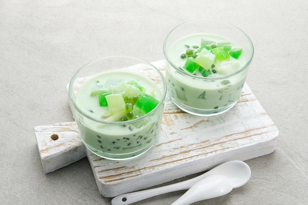 Buko Pandan un dessert des Philippines à base de jeune gelée de lait évaporé de noix de coco