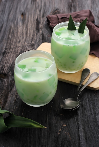 Buko Pandan, dessert populaire des Philippines. Fabriqué à partir de gelée, de jeune noix de coco, de lait évaporé, de lait concentré. Ce dessert sert généralement pour le Buka Puasa (petit-déjeuner). Garni de fromage râpé