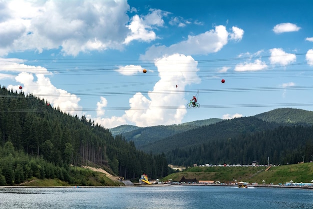 Bukovel Ukraine 21 août 2018 Lac des attractions jeunesse sur la plage