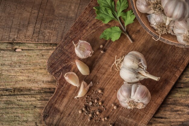 Bulbes d&#39;ail. Ail frais avec une planche de bois.