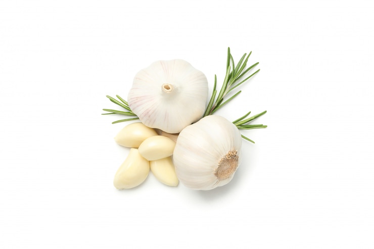 Photo bulbes d'ail frais, romarin et tranches isolés sur blanc