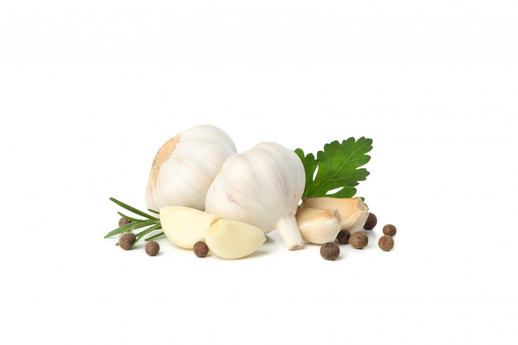 Photo bulbes d'ail, poivre, persil et romarin isolé sur blanc