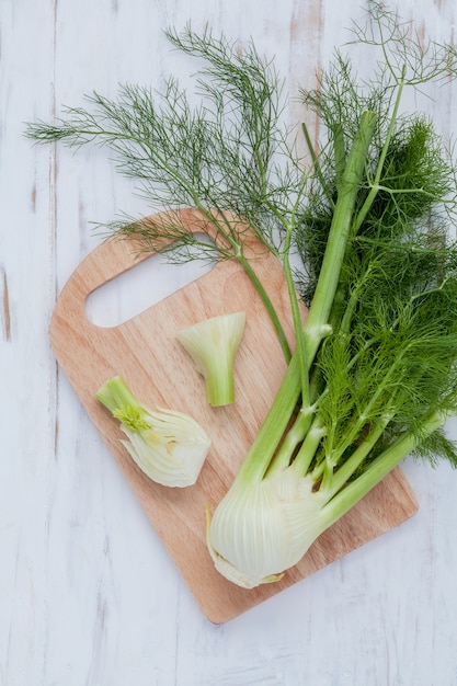 Bulbes de fenouil biologiques frais à des fins culinaires sur fond de bois.