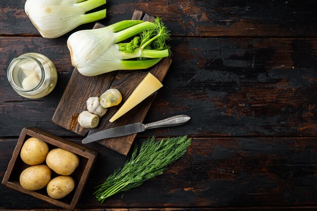 Bulbes de fenouil frais sur la vieille table en bois