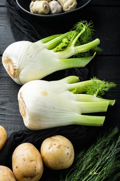 Bulbes de fenouil frais sur la vieille table en bois