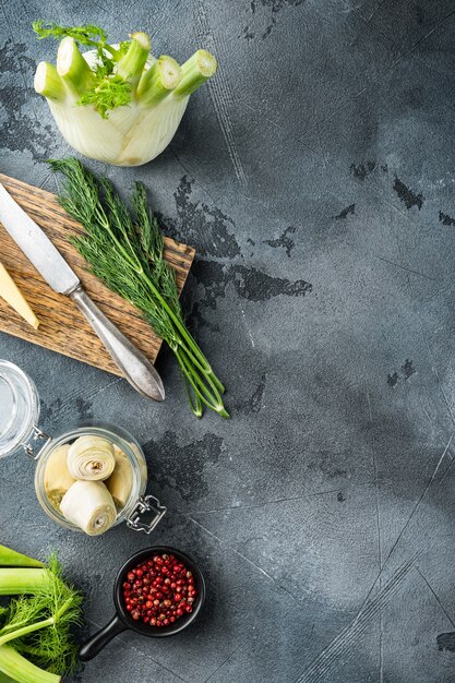 Bulbes de fenouil frais sur la vieille table en bois