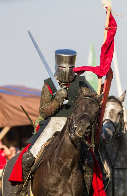 Bulgar, Fédération de Russie - août 2018, - homme en armure de chevalier assis sur un cheval, gros plan