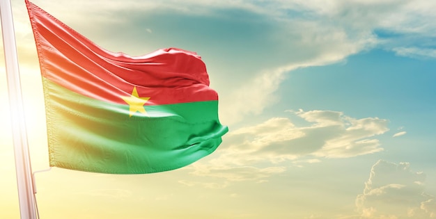 Bulgarie, agitant le drapeau dans un beau ciel