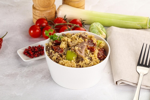 Bulgur avec de l'agneau et des légumes