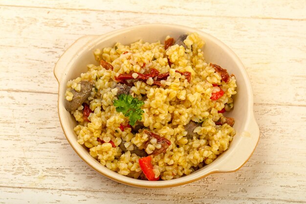 Le bulgur avec des cœurs de poulet