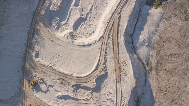 Bulldozer dans une carrière de sable