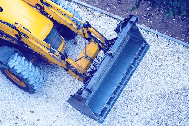 Bulldozer jaune, chargement de gravier pour la construction de routes