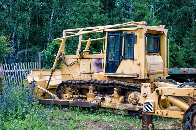 Bulldozer jaune dans la forêt