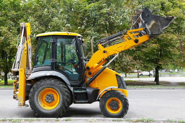 Bulldozer jaune à l'extérieur