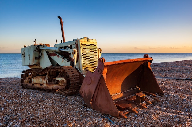 Bulldozer sur la plage de Dungeness dans le Kent