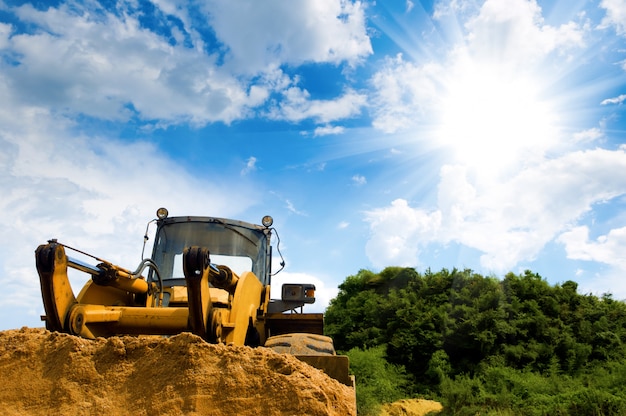 Bulldozer sous le ciel bleu