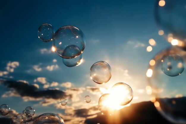 Une bulle bleue flotte dans le ciel avec le soleil se couchant derrière elle.