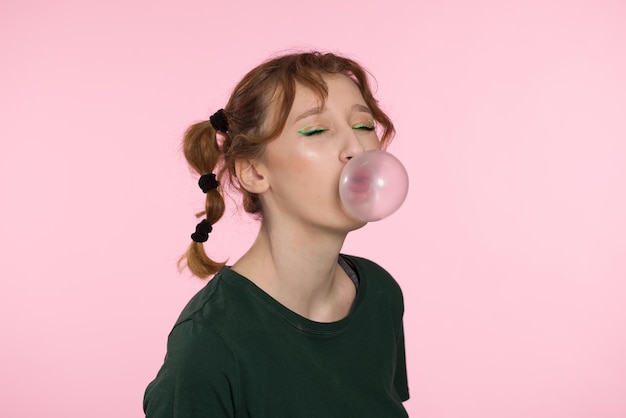 Bulle de chewing-gum jeune adolescente soufflant bubble-gum rose fille soufflant une grosse bulle