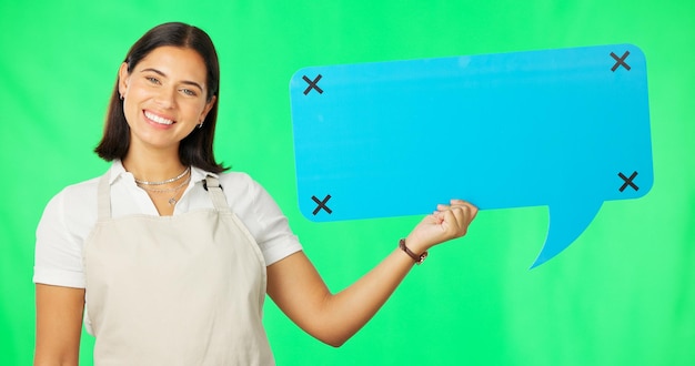 Bulle de dialogue femme heureuse et visage marketing sur écran vert avec maquette et marque de médias sociaux Marqueurs de suivi de promotion de logo et femme en portrait avec publicité souriante sur fond de studio