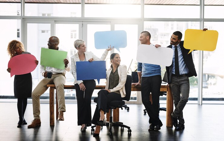 Photo bulle de dialogue de gens d'affaires et groupe avec travail d'équipe sur la diversité ou médias sociaux pour avis sur le signe hommes femmes et affiche pour le vote ou l'examen des médias sociaux avec des idées sourire et maquette au bureau