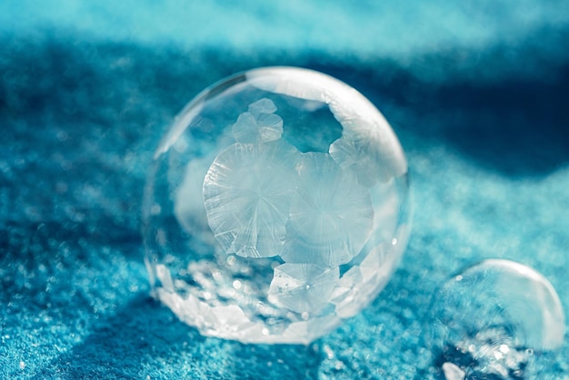 Photo bulle gelée avec fond bokeh beaux motifs givrés sur bulle de savon gelée